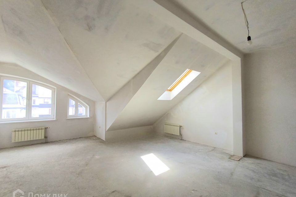 Продаётся 3-комнатная квартира, 240 м²
