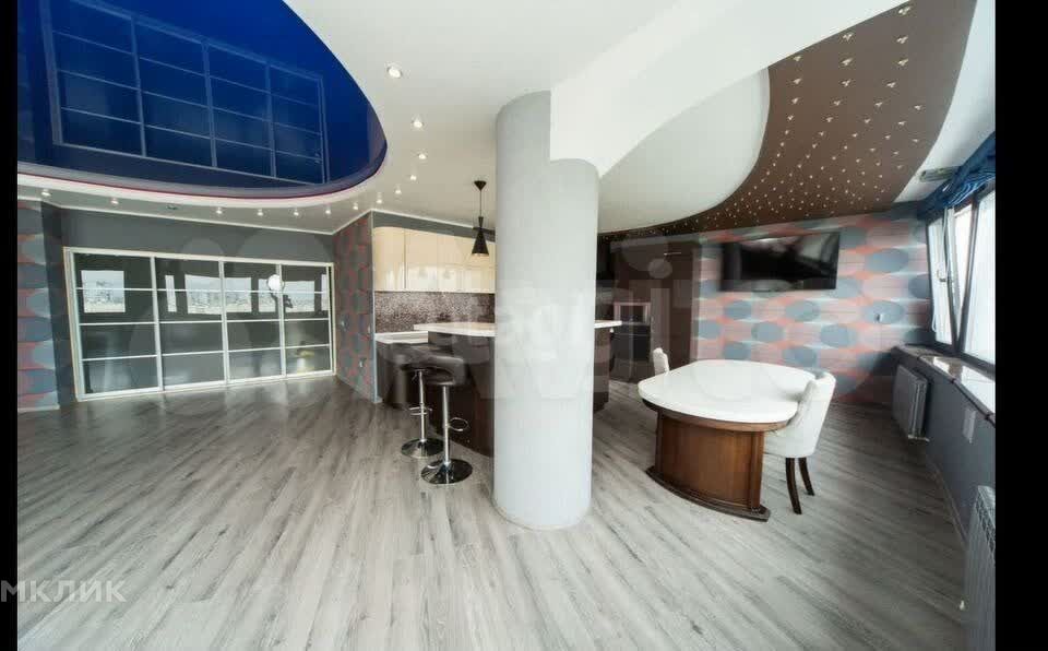 Продаётся 4-комнатная квартира, 210 м²