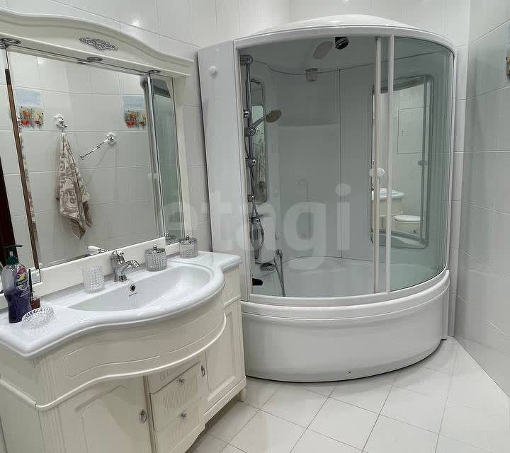 Сдаётся 4-комнатная квартира, 138 м²