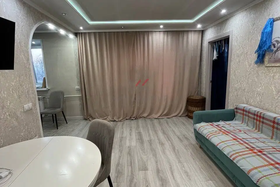 Продаётся 4-комнатная квартира, 64.4 м²