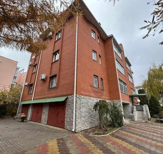 Продаётся 3-комнатная квартира, 145 м²