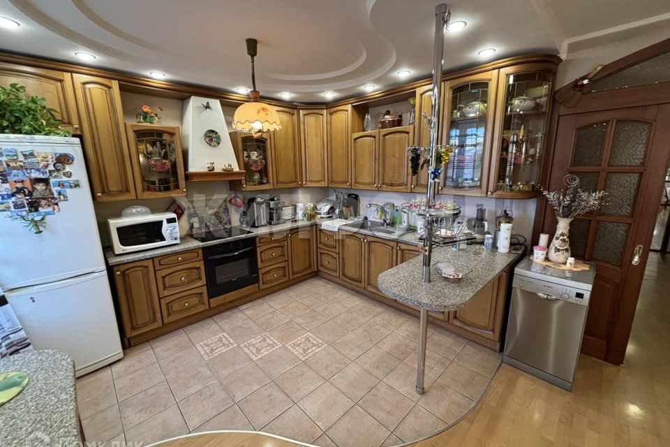 Продаётся 4-комнатная квартира, 176.9 м²