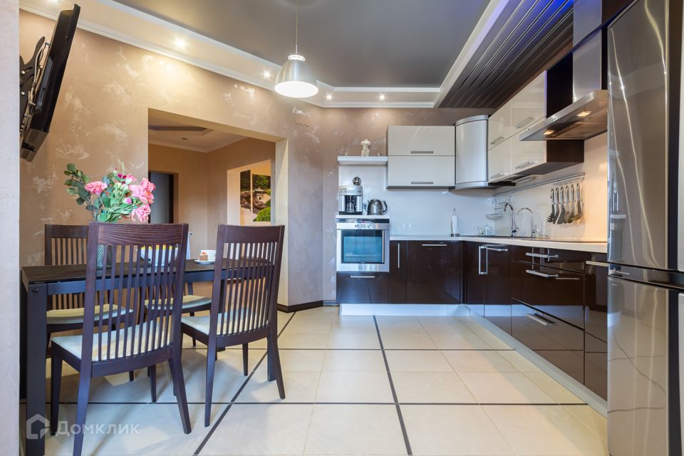 Продаётся 3-комнатная квартира, 125.9 м²