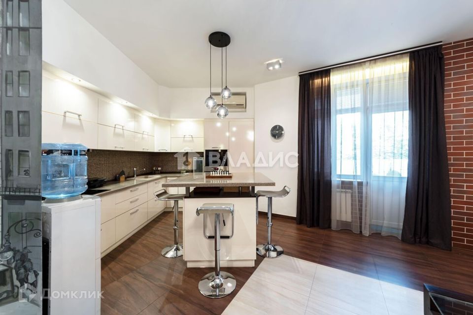 Продаётся 3-комнатная квартира, 141.4 м²