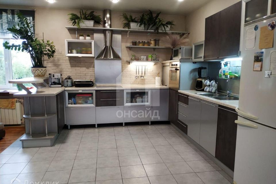 Продаётся 4-комнатная квартира, 121.8 м²