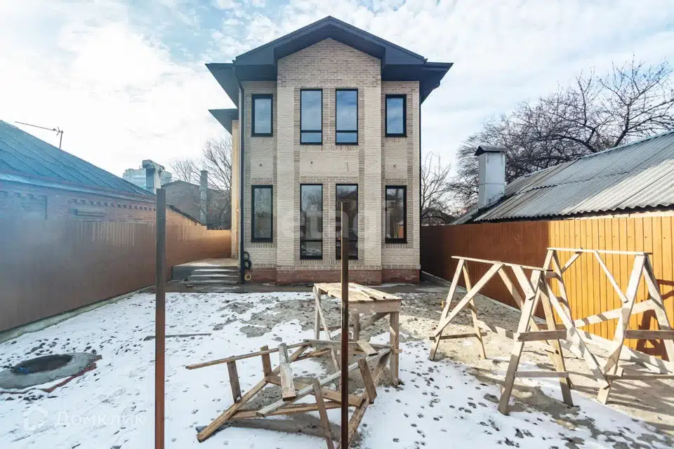 Продаётся 2-этажный дом, 240 м²