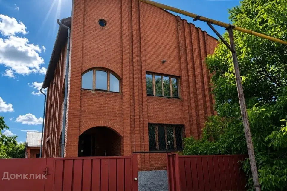 Продаётся 3-этажный дом, 202.5 м²