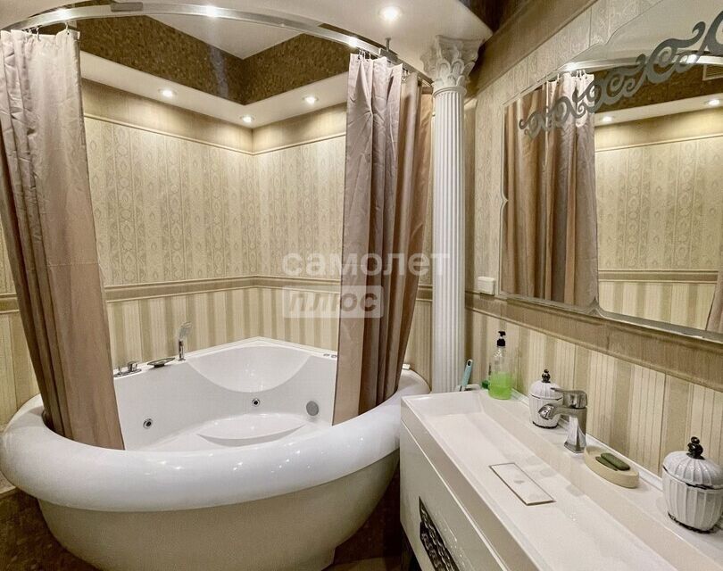 Продаётся 4-комнатная квартира, 121 м²