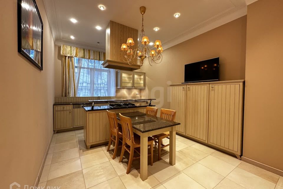 Продаётся 3-комнатная квартира, 184.1 м²