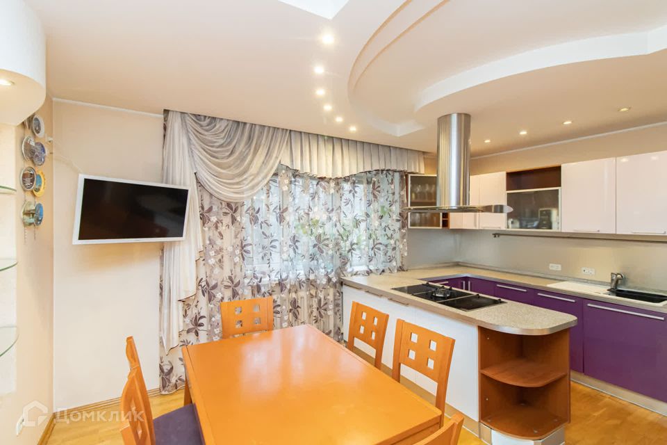 Продаётся 4-комнатная квартира, 135 м²