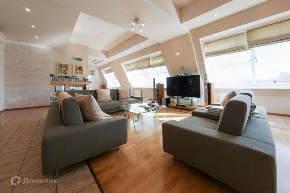 Продаётся 3-комнатная квартира, 380 м²