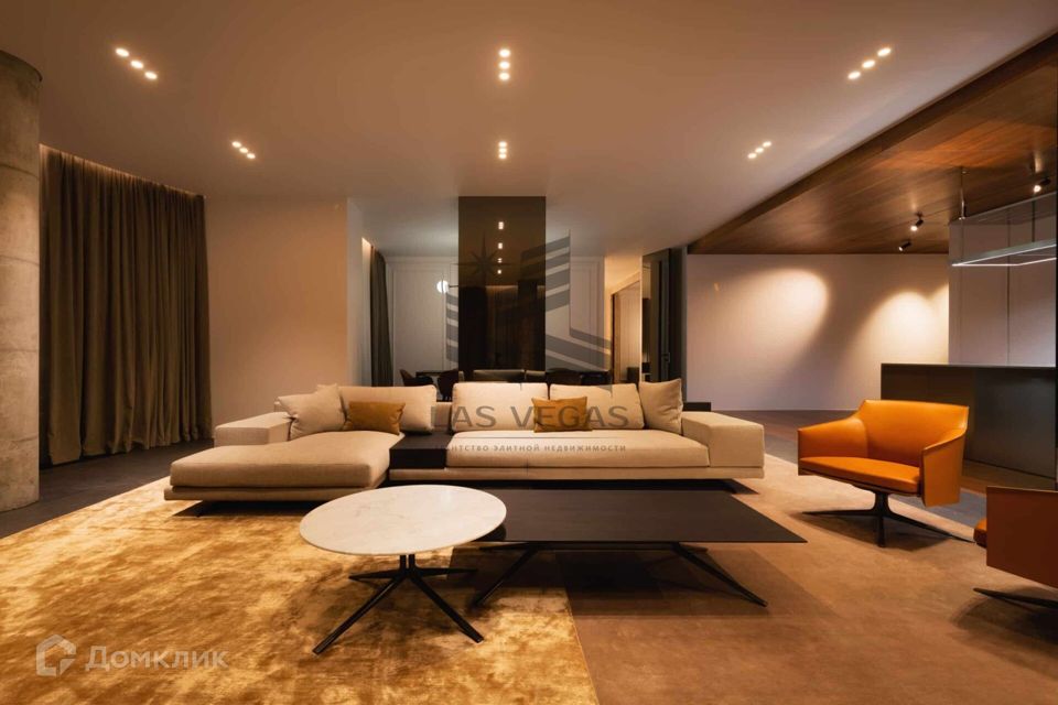 Сдаётся 4-комнатная квартира, 195 м²