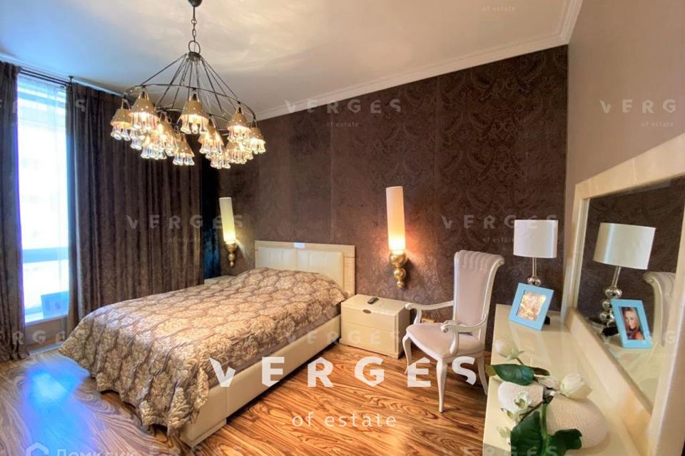 Продаётся 3-комнатная квартира, 139 м²