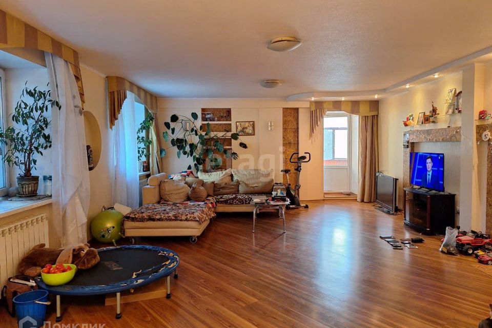 Продаётся 4-комнатная квартира, 126.9 м²