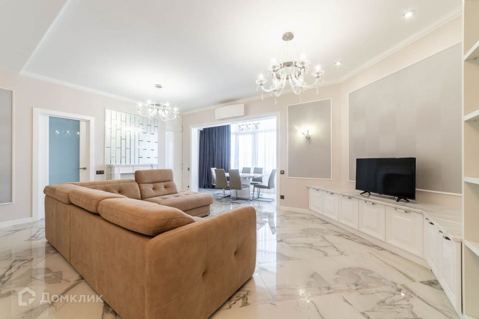 Продаётся 3-комнатная квартира, 152 м²