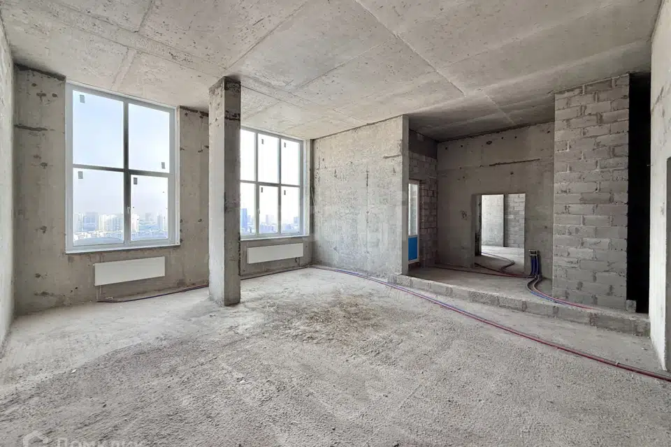 Продаётся 4-комнатная квартира, 209.9 м²