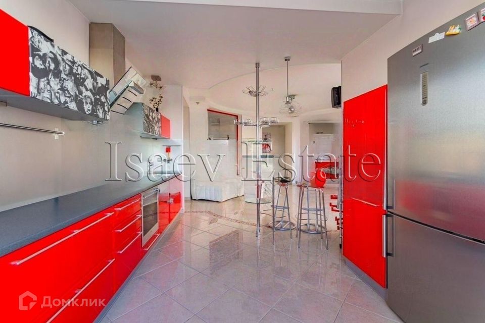 Продаётся 3-комнатная квартира, 145 м²