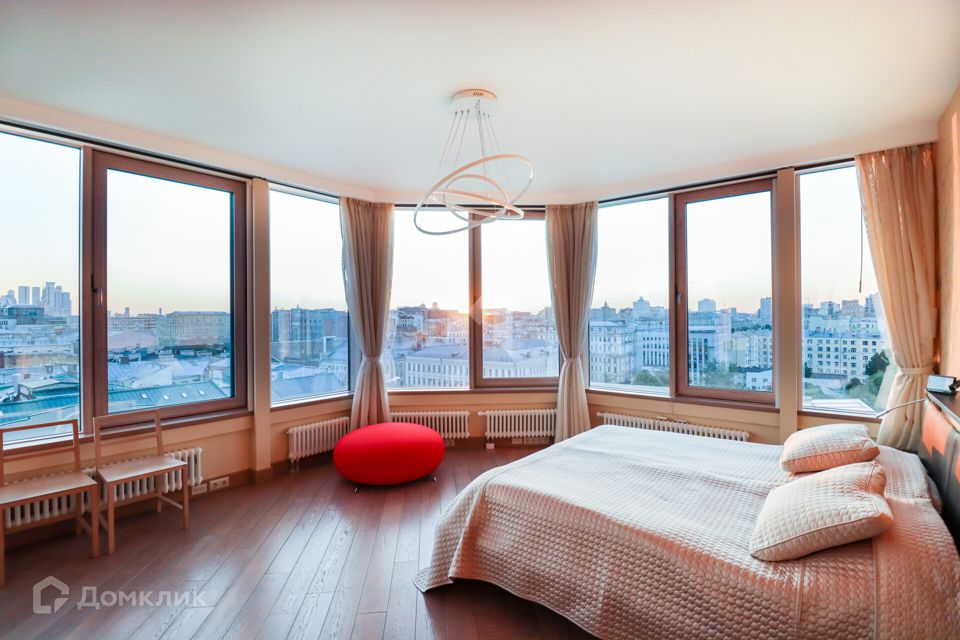 Сдаётся 4-комнатная квартира, 215 м²