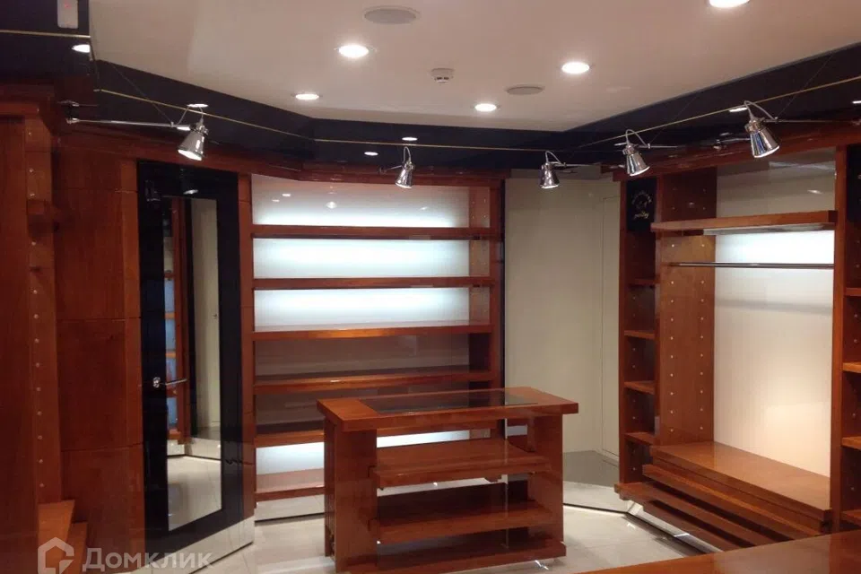 Сдаётся торговое помещение, 150 м²