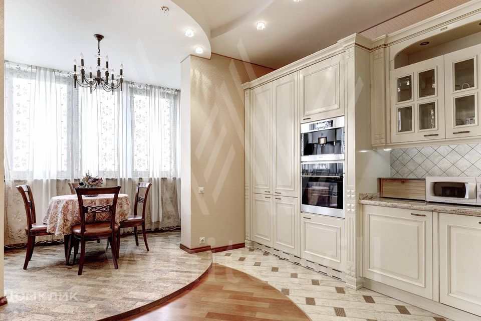 Продаётся 4-комнатная квартира, 177.8 м²