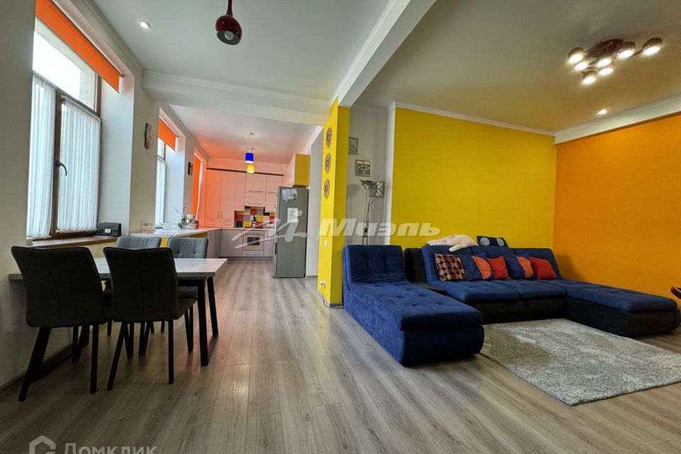 Продаётся 6-комнатная квартира, 300 м²