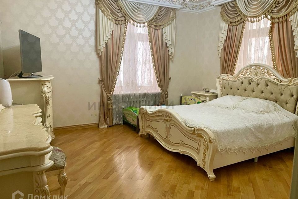 Продаётся 5-комнатная квартира, 180 м²