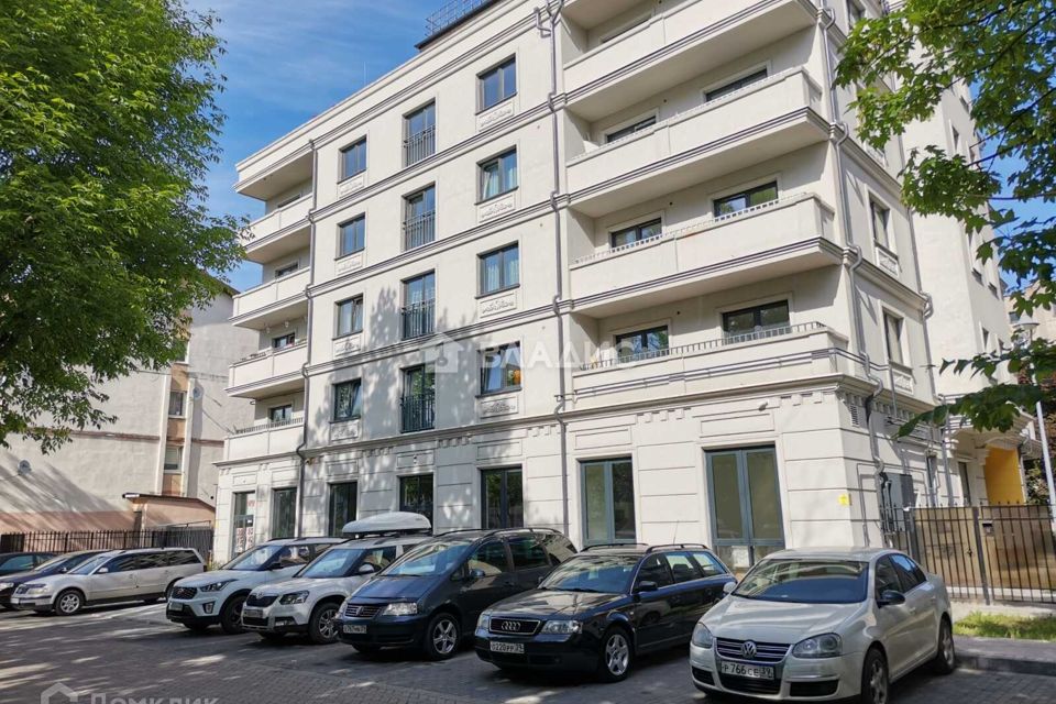 Продаётся 1-комнатная квартира, 127.7 м²