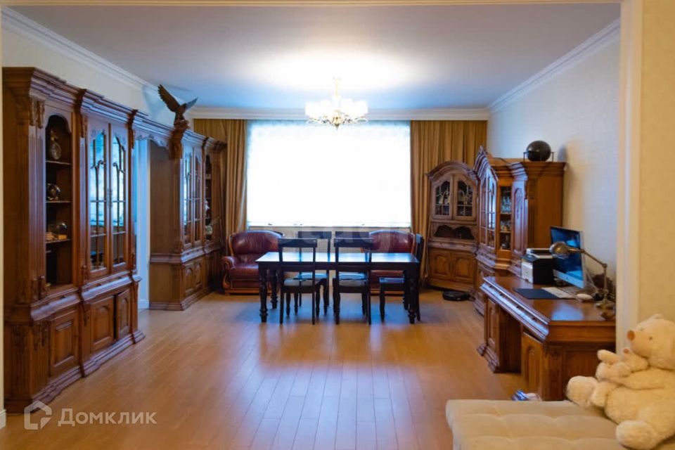 Продаётся 3-комнатная квартира, 135 м²