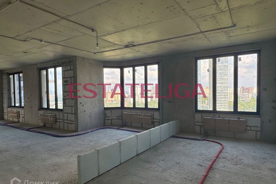 Продаётся 4-комнатная квартира, 137 м²