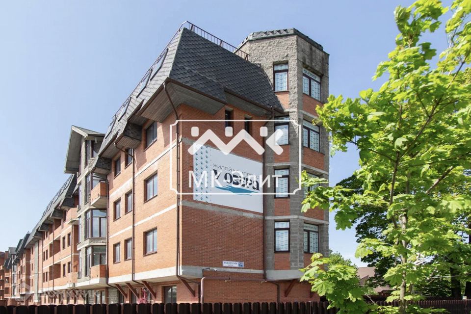 Продаётся 3-комнатная квартира, 201.8 м²