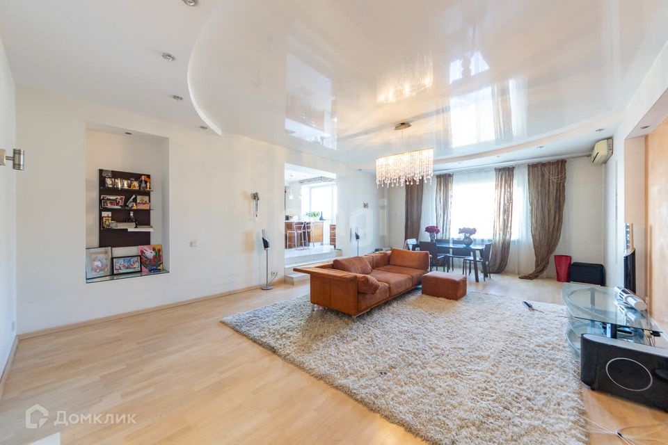 Продаётся 4-комнатная квартира, 194.9 м²