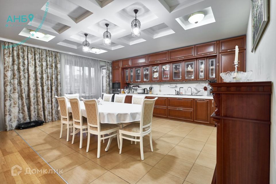 Сдаётся 3-комнатная квартира, 140 м²