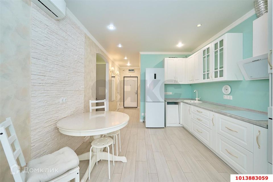 Продаётся 1-комнатная квартира, 42 м²
