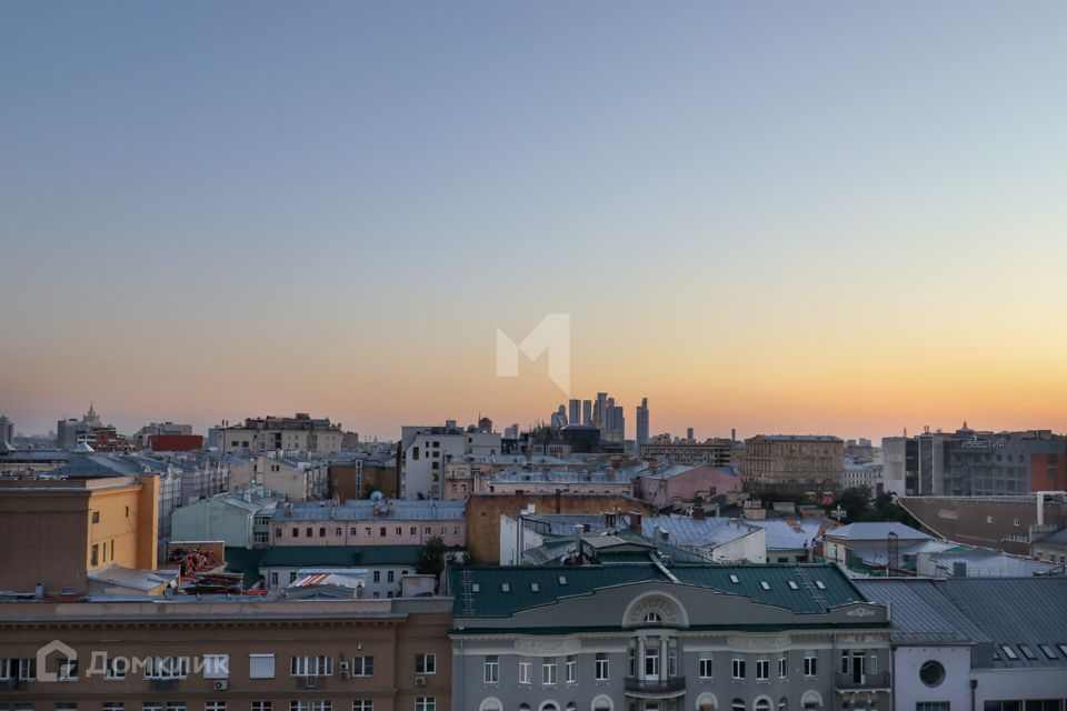 Сдаётся 4-комнатная квартира, 215 м²