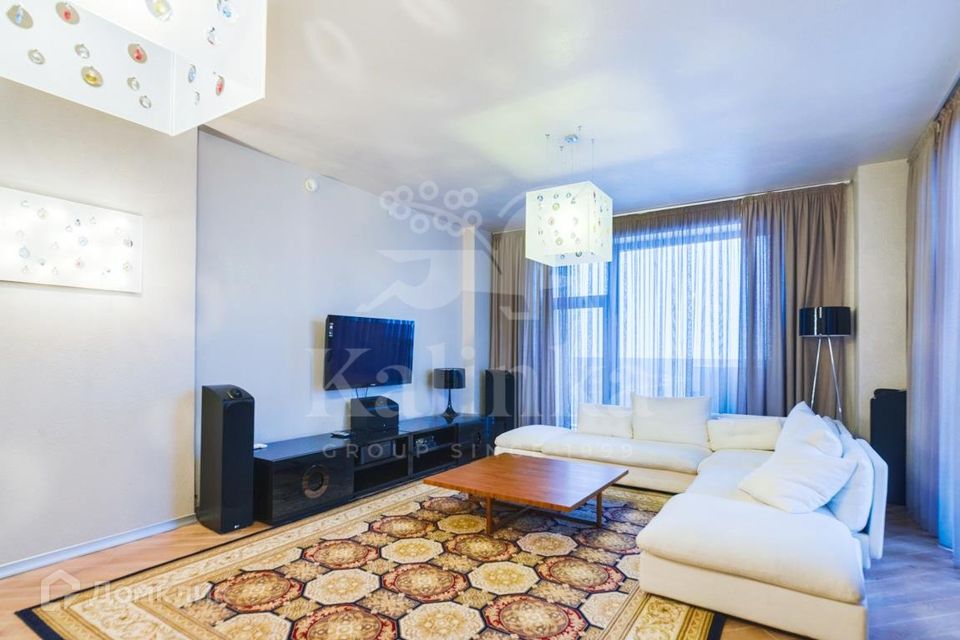 Продаётся 4-комнатная квартира, 180 м²