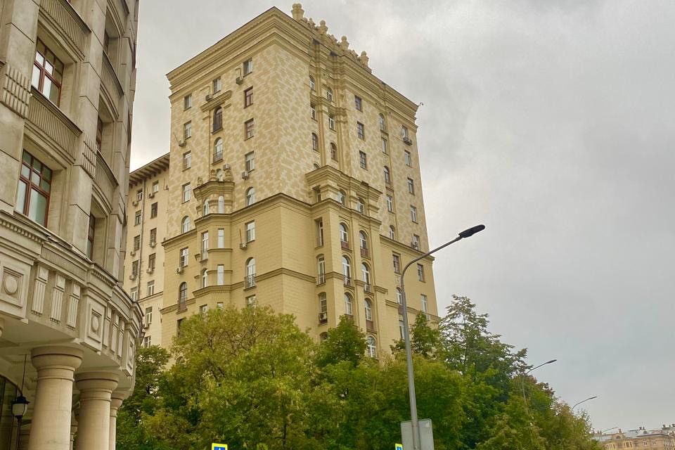 Продаётся 4-комнатная квартира, 245 м²