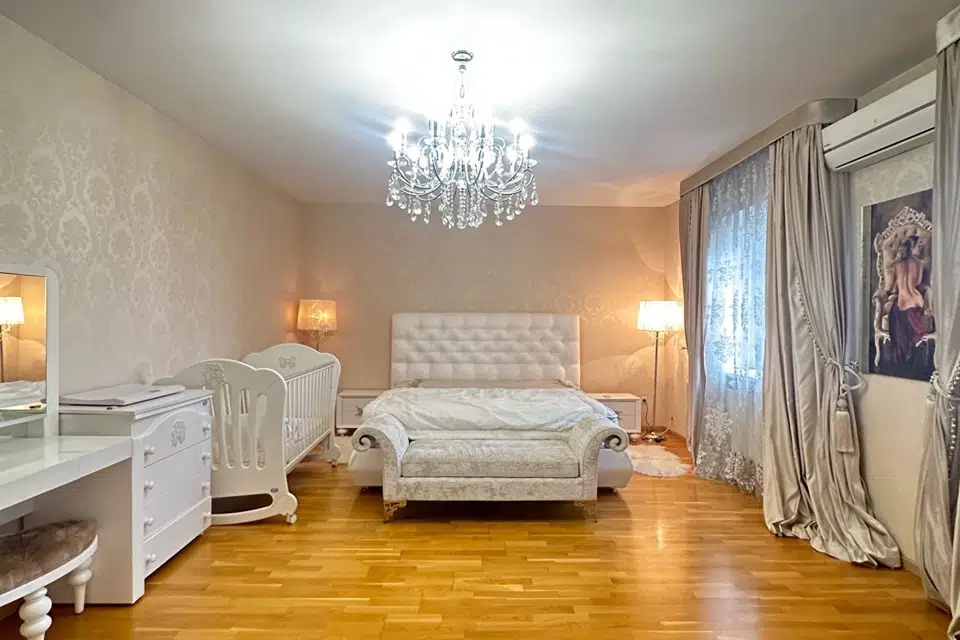 Продаётся 4-комнатная квартира, 200 м²