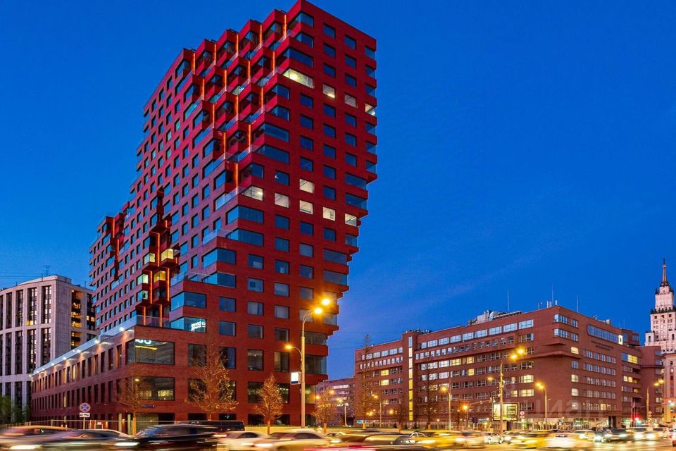 Продаётся 4-комнатная квартира, 198.4 м²