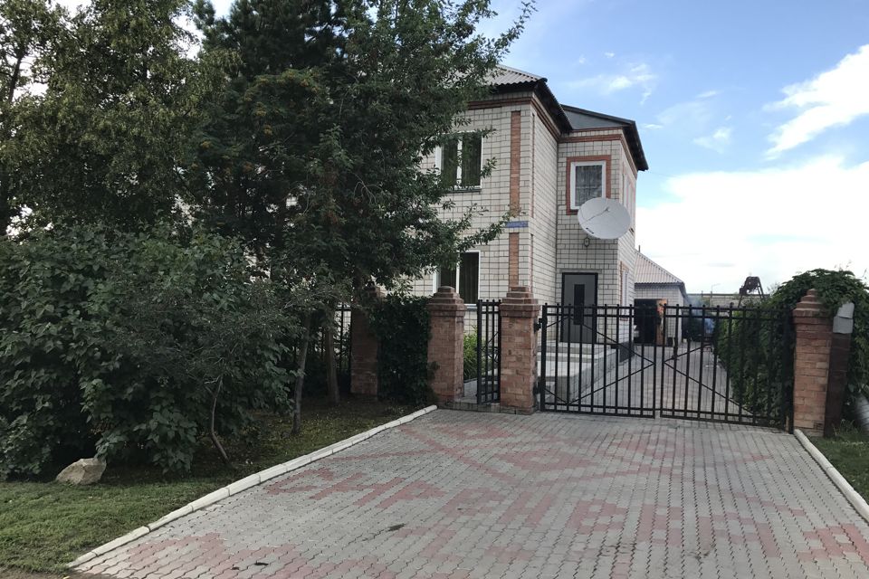 Продаётся 4-комнатная квартира, 168.1 м²