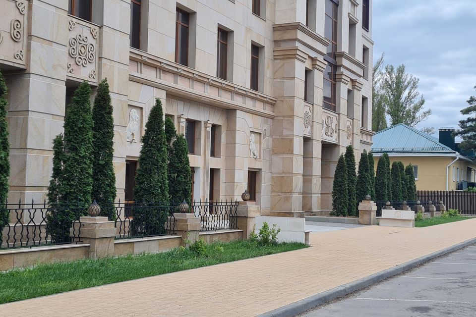 Продаётся 4-комнатная квартира, 231.1 м²