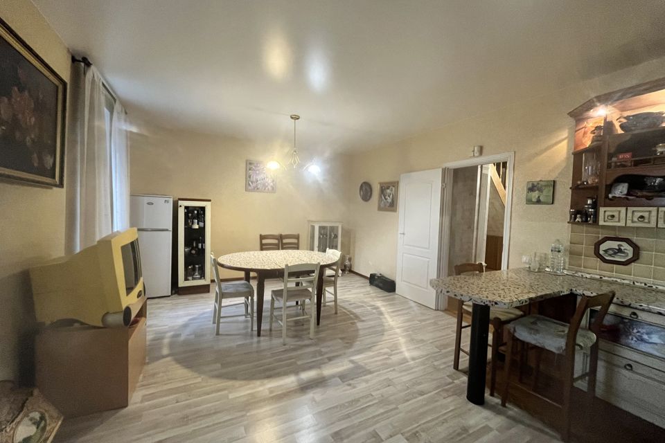 Продаётся 5-комнатная квартира, 220.4 м²