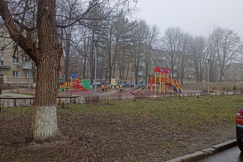 Продаётся 4-комнатная квартира, 61.5 м²