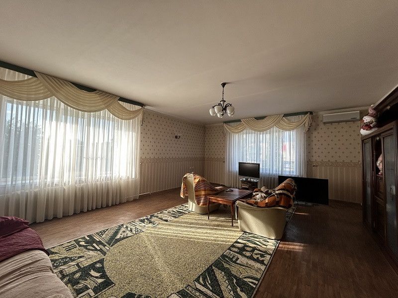 Продаётся 3-комнатная квартира, 122 м²