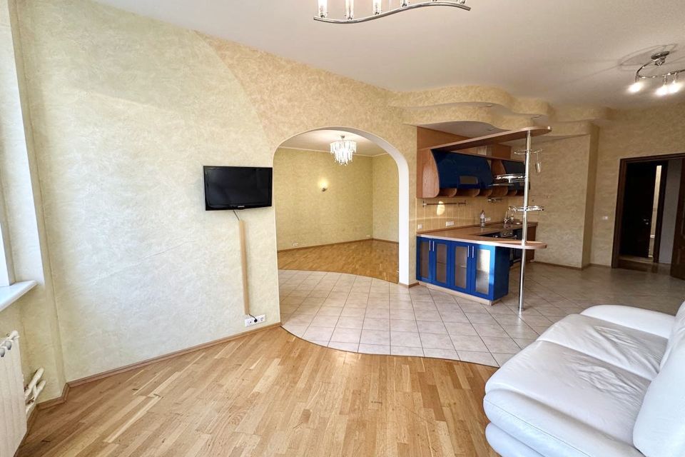 Продаётся 3-комнатная квартира, 138 м²