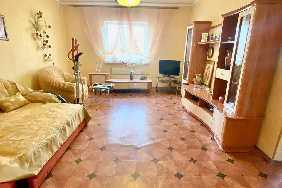 Продаётся 3-этажный дом, 300 м²