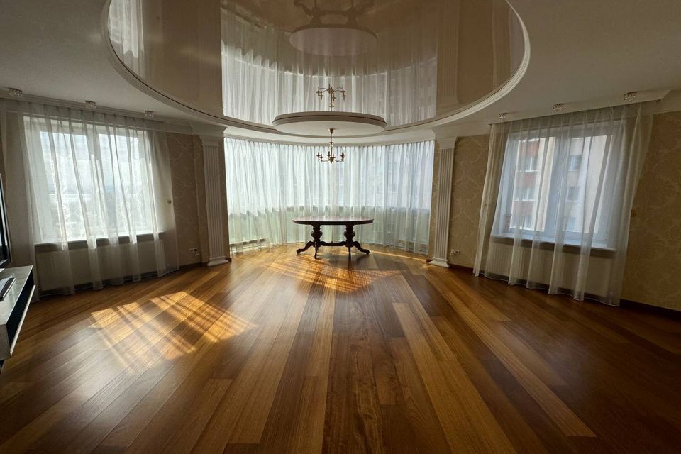 Продаётся 3-комнатная квартира, 140.6 м²