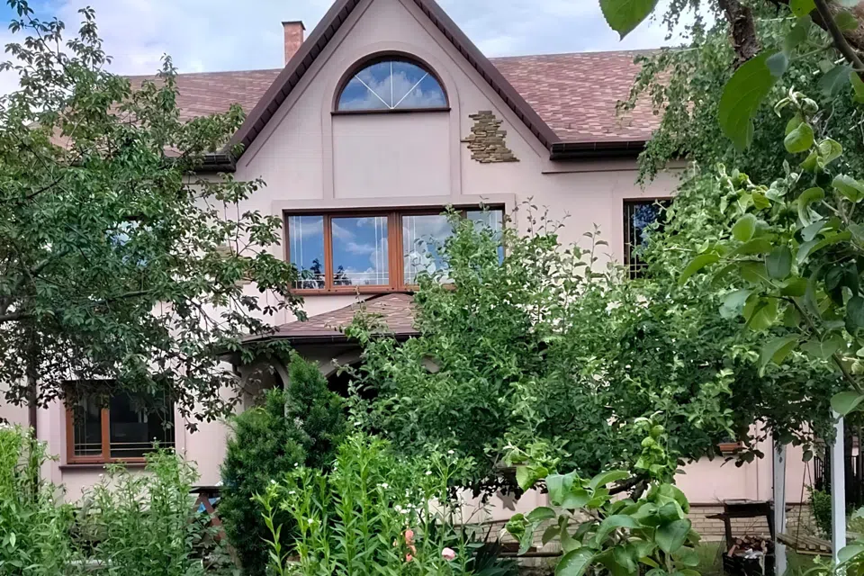 Продаётся 3-этажный дом, 289.9 м²