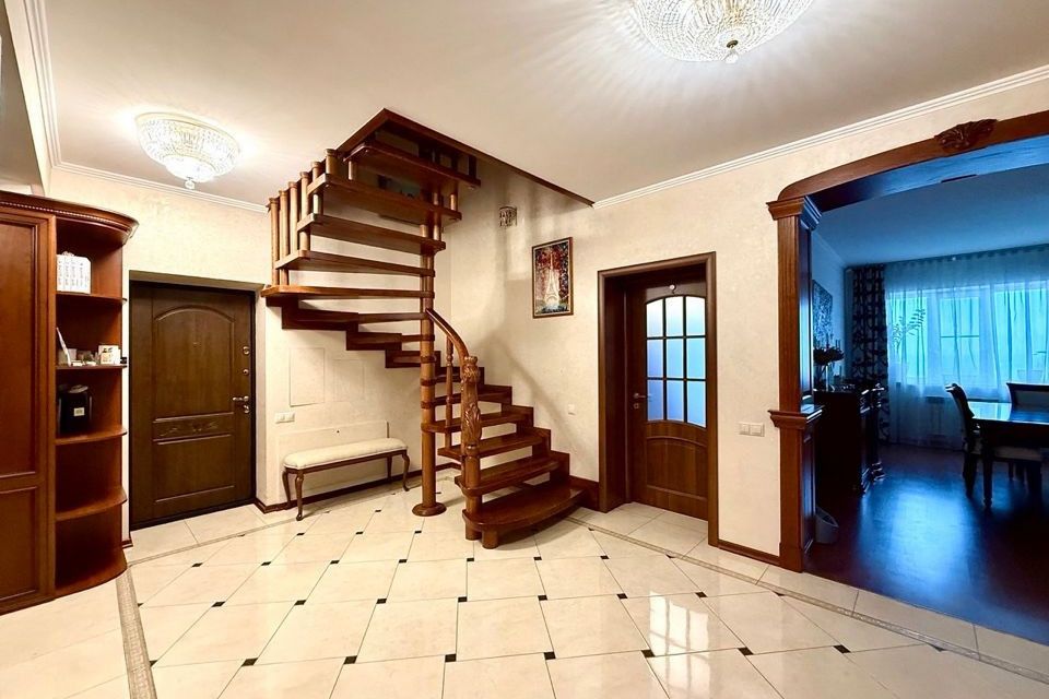 Продаётся 4-комнатная квартира, 180 м²