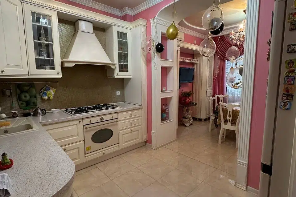 Продаётся 4-комнатная квартира, 132 м²