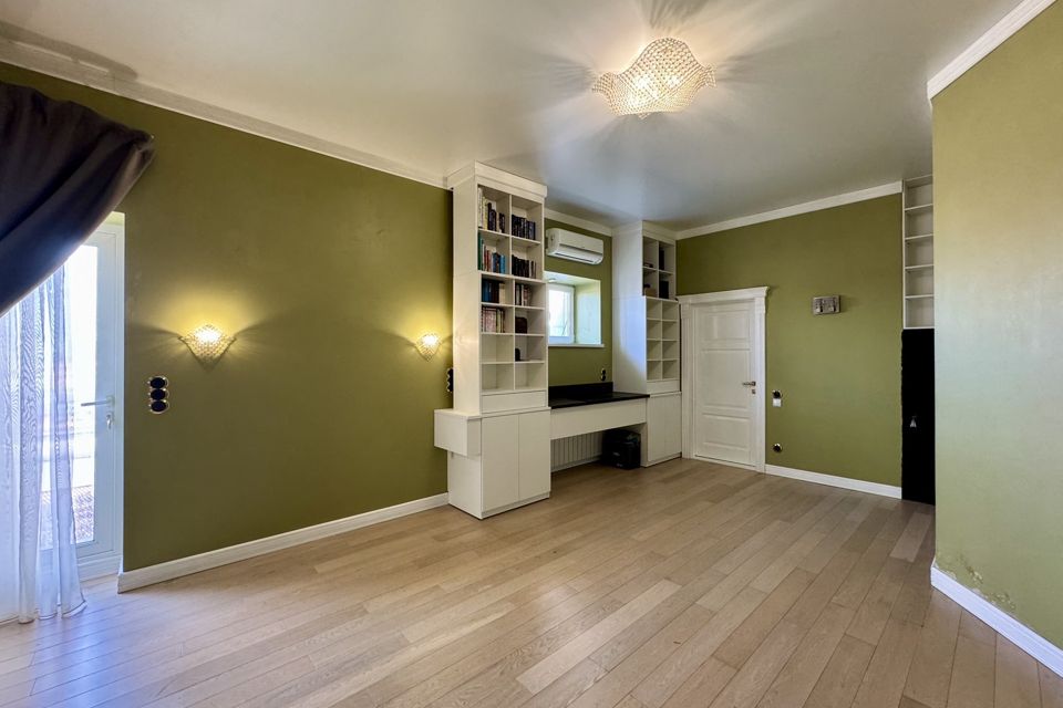 Продаётся 4-комнатная квартира, 151.7 м²